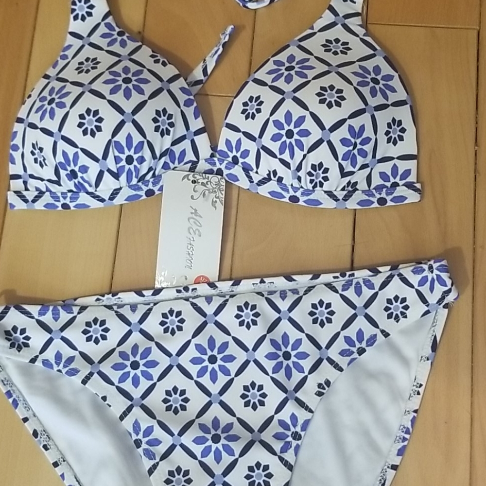 Bikini - Picture 2 of 8